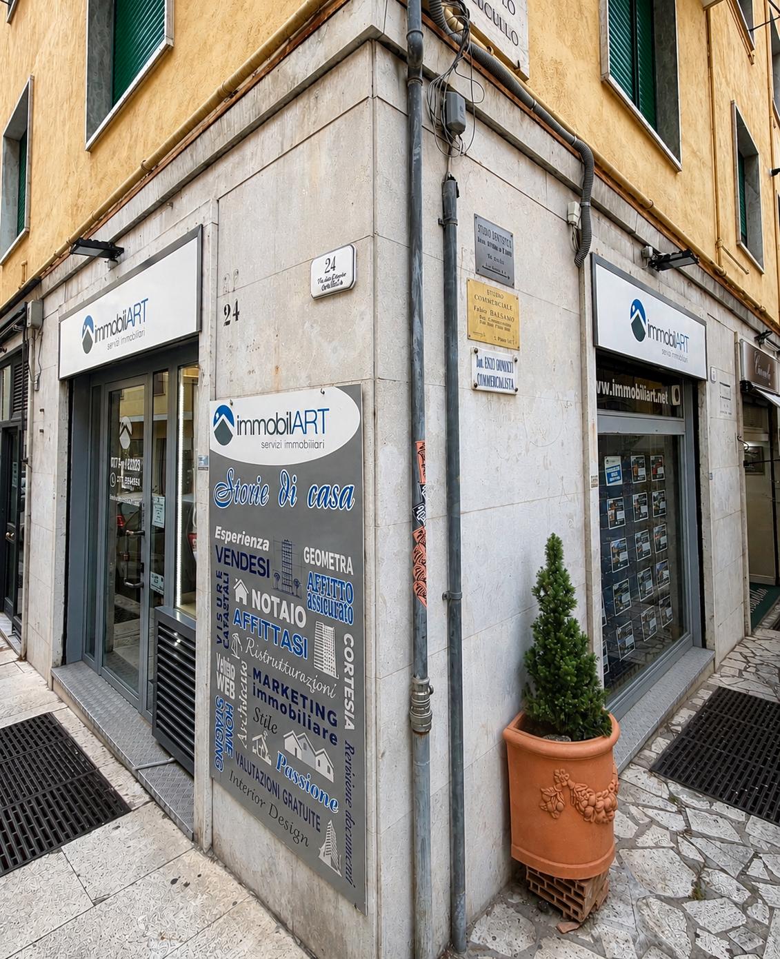 Sede ImmobilArt — ingresso del negozio